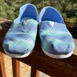 LAST CHANCE Toms Alpargata multi iridescent mermaid 🧜‍♀️ scales print size 10